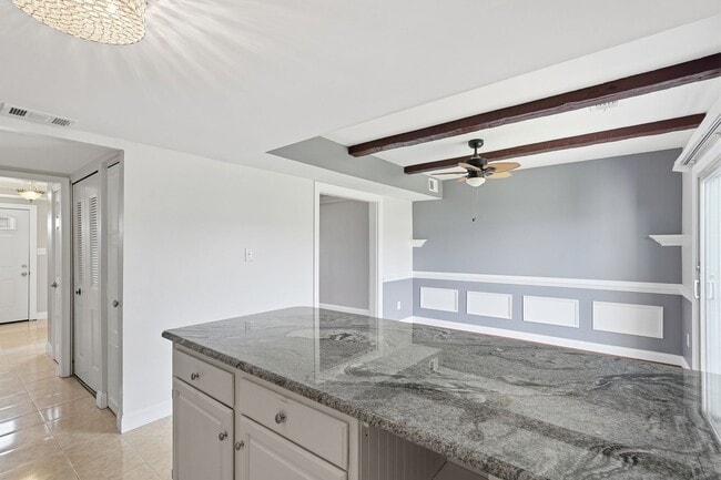Building Photo - 1042B Margate Ct