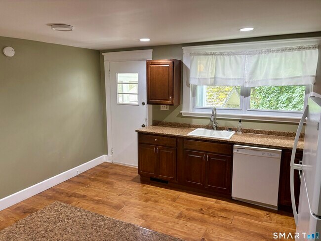 Building Photo - 565 Sylvan Ave