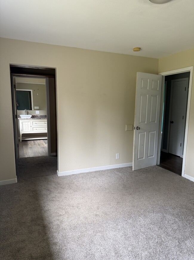 Building Photo - 2150 Bay View Dr