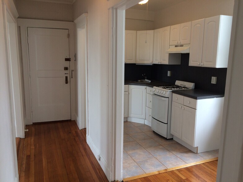 Building Photo - 121 Park Dr