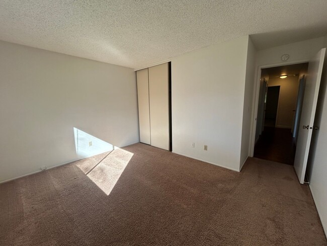 Building Photo - Updated 4-Bedroom Single-Story Home in Con...