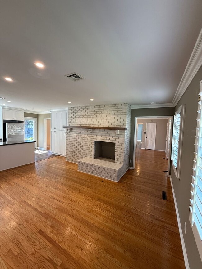 Building Photo - Beautiful, Ranch-Style, 4 Bedroom, 2 Bathroom Northridge Home Available For 1 Year Lease