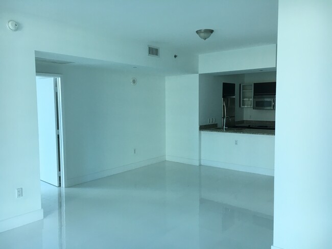 Building Photo - 950 Brickell Bay Dr