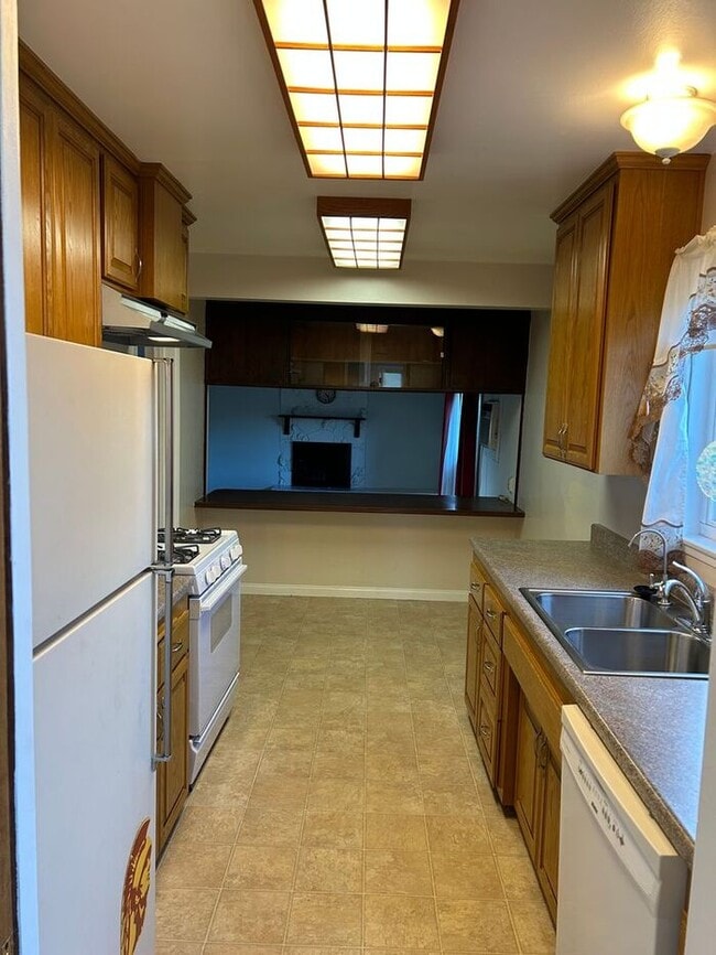 Building Photo - GREAT 3BD HOUSE WITH INCREDIBLE OUTDOOR SP...