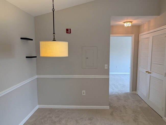 Building Photo - Bright Townhome Living in Convenient Leesburg Location
