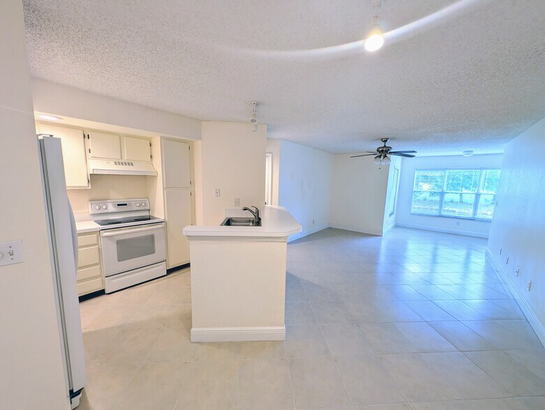 Building Photo - 437 Vista Isles Dr