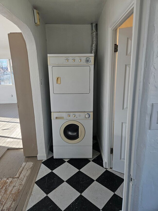 Building Photo - CARLTON