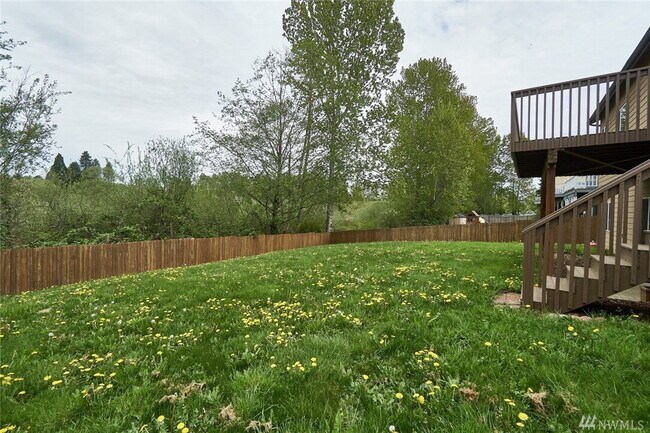 Building Photo - Kent Duplex LOWER Unit with Huge Yard & Private Feel