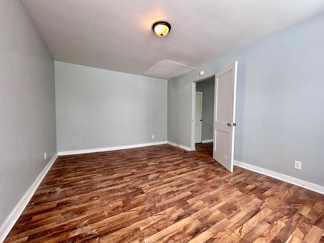 Building Photo - Isabella 5-9