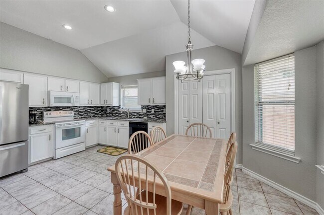 Building Photo - 203 Pin Oak Dr