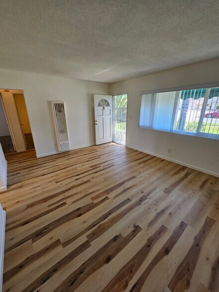 Building Photo - 13852 Milton Ave