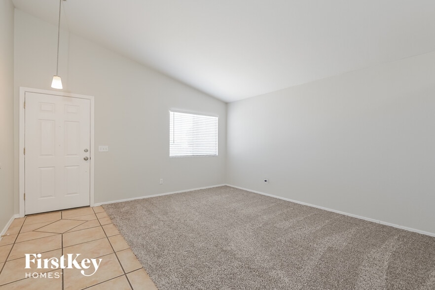 Building Photo - 3054 S Vaughn Dr