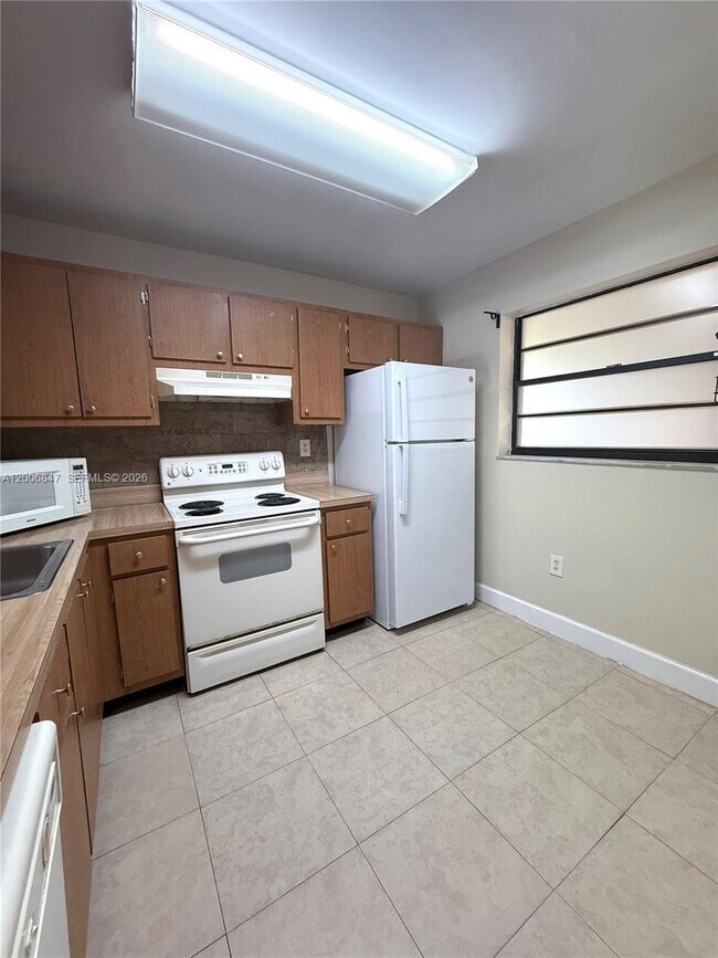 Building Photo - 10835 SW 112th Ave