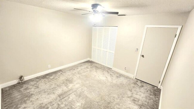 Building Photo - 490 N Laurel Dr