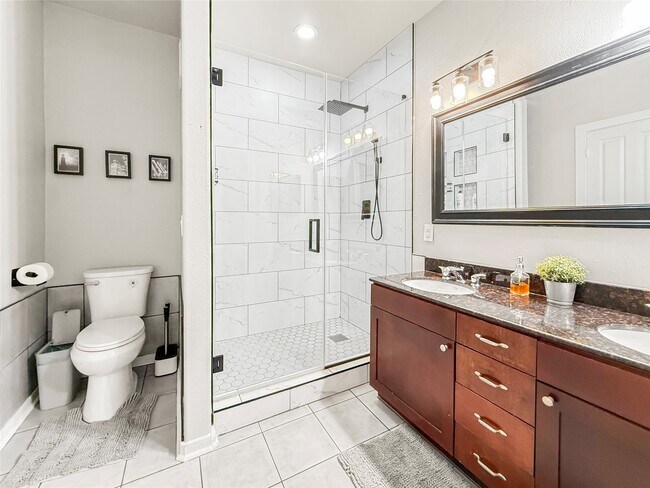 Building Photo - 2216 Chenevert St