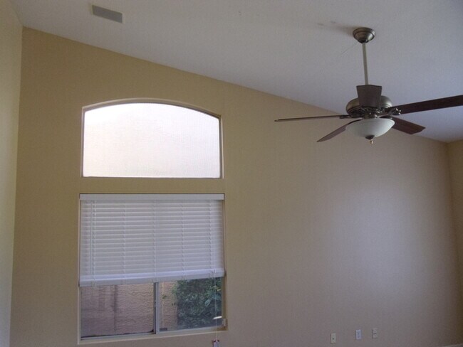 Building Photo - 3 bed 2 bath single level house in core Ch...