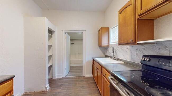 Building Photo - 1510 10th St W