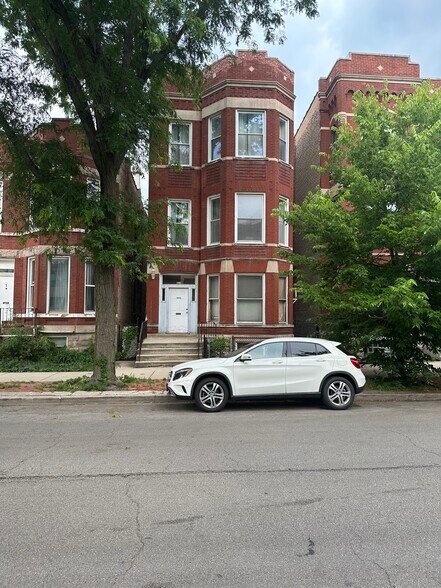 Outside Front - 825 S Laflin St