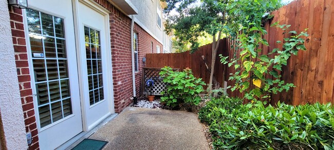 Building Photo - 4468 Jardin St