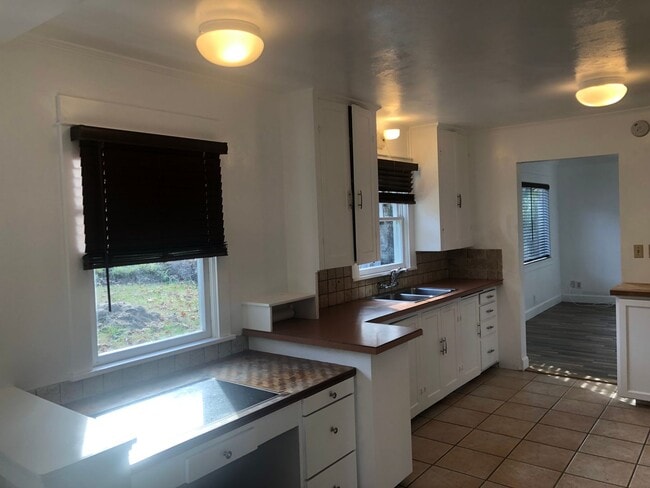 Building Photo - Cute 2 bedroom 1 bathroom farm house!