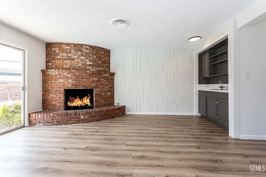 Building Photo - 2401 Rio Vista Dr