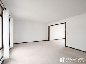 Building Photo - 3 Bed 3 Bath Duplex - Available now