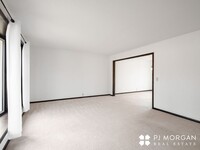 Building Photo - 3 Bed 3 Bath Duplex - Available now