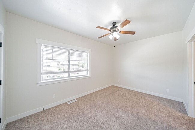 Building Photo - 3 bed 1.5 bath Townhome