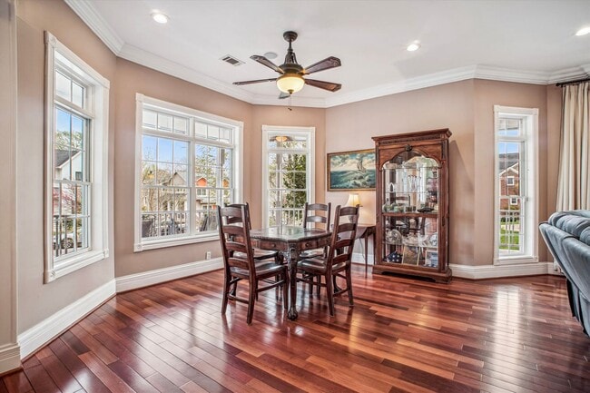 Building Photo - Stunning and Spacious Single Family Home S...