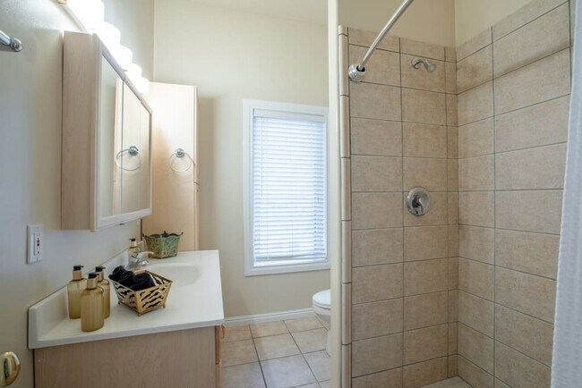 Building Photo - 678 Scenic Hills Dr