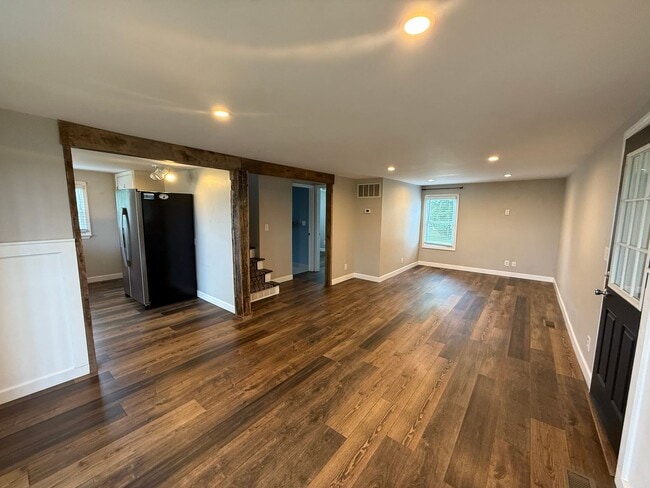 Building Photo - Charming Cape Cod Near Airport with Modern...
