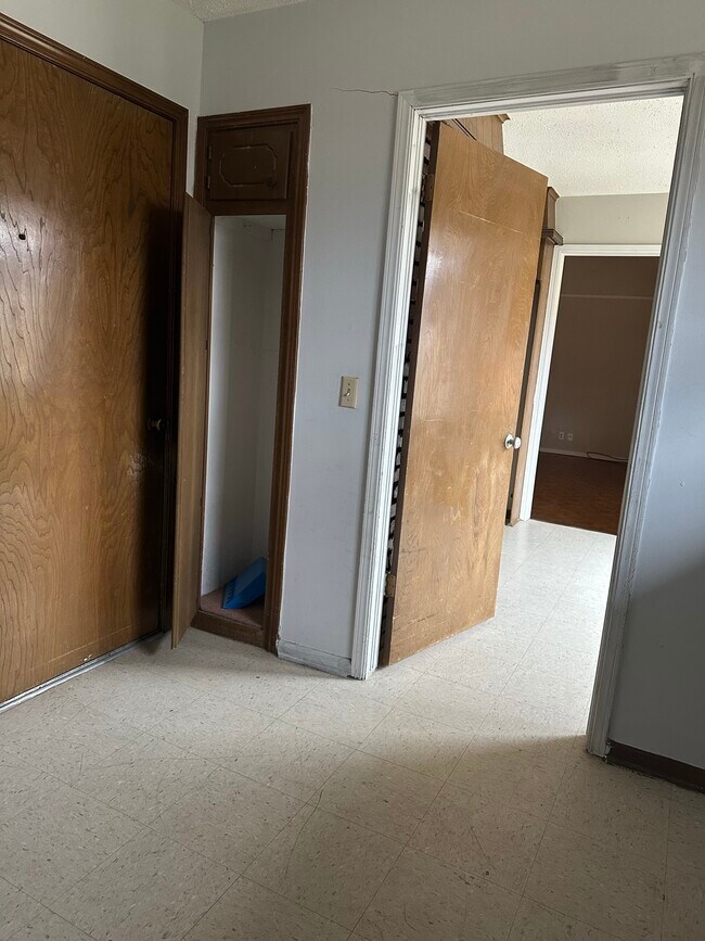 Building Photo - 6722 E 75th St S