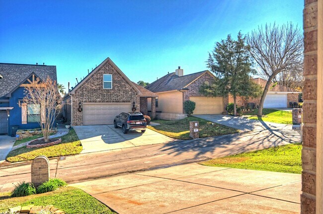 Building Photo - 108 Cove Cir