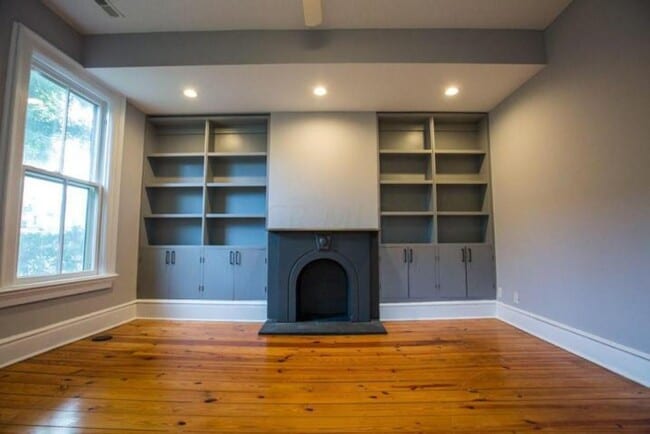 Building Photo - Italian Village home with Huge Yard