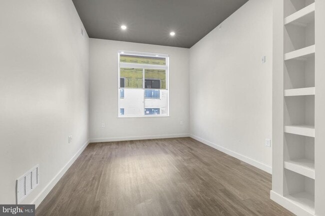 Building Photo - 525 N 41st St