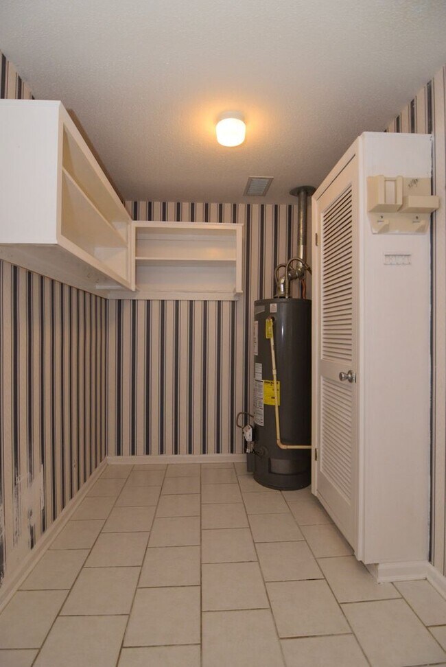 Building Photo - Evans 3 Bed/2 Bath w/ Garage & Huge Fenced...