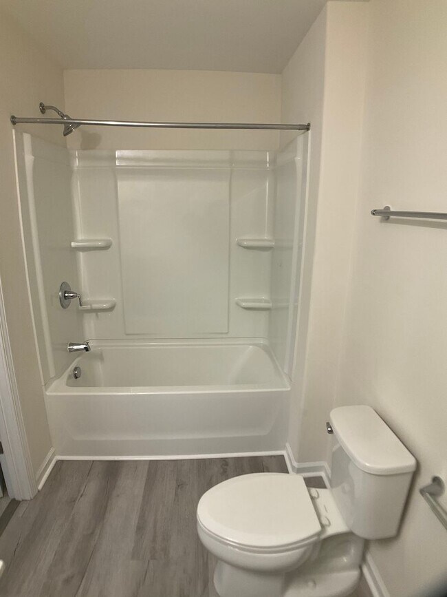 Building Photo - Almost Brand New 3 bed, 2 Bath with 1 Car ...
