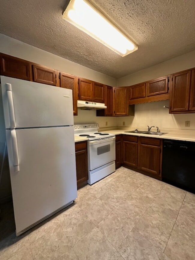 Building Photo - 1 Bedroom, 1 bath Ground level Apt, Kingsp...