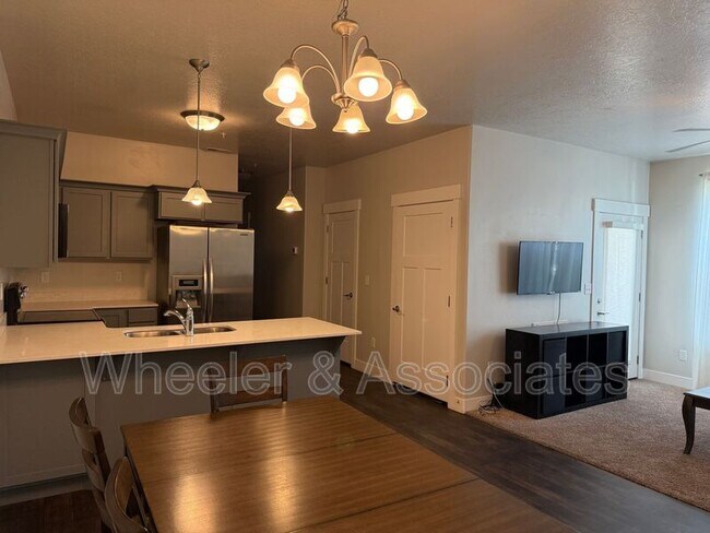 Building Photo - 47 W Silver Springs Dr