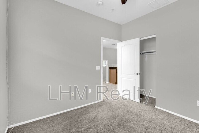 Building Photo - 2210 E Huntington Dr