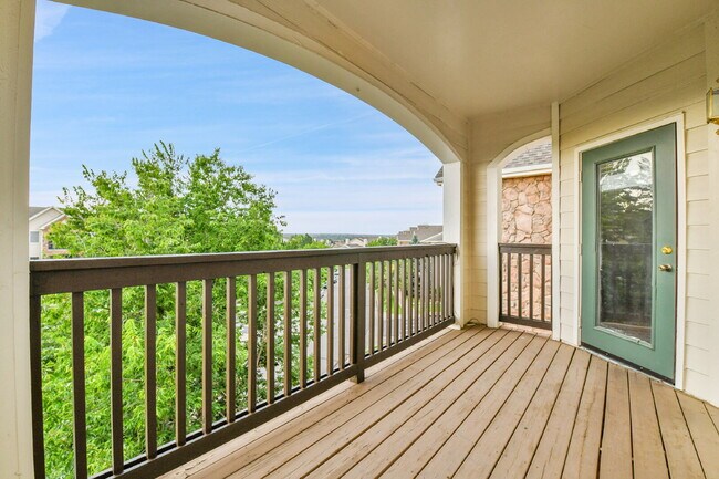 Building Photo - $2,195.00, 2 bed, 1 .5 bath located in Aur...