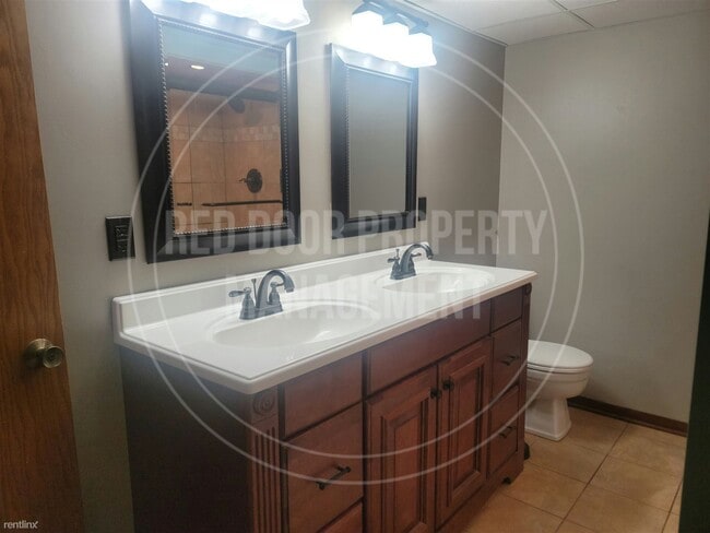 Building Photo - 3 br, 2 bath Duplex - 2030 Rosewood Court