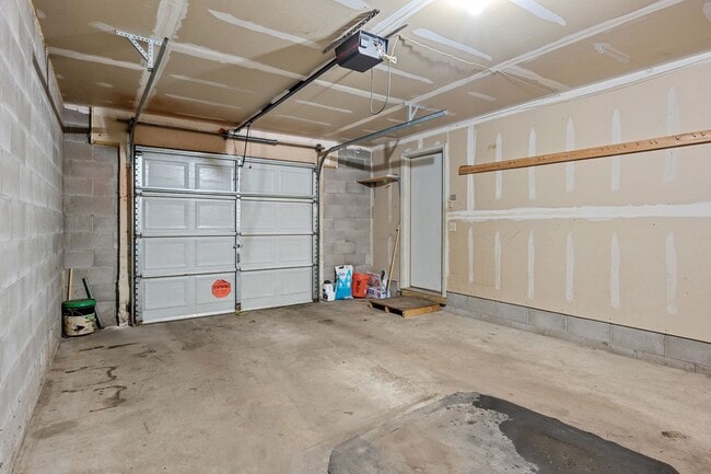 Building Photo - Spacious 3BR 2Bath Townhome in the desirable Seward Neighborhood!