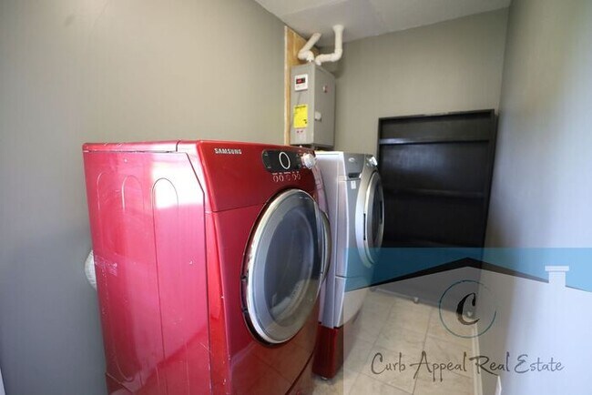 Building Photo - Move in special $800!! 3 bed, 2 bath home with a huge, fenced yard near Valley View school!!