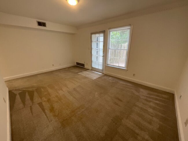 Building Photo - Beautiful 2 Bed 2.5 Bath Townhouse!