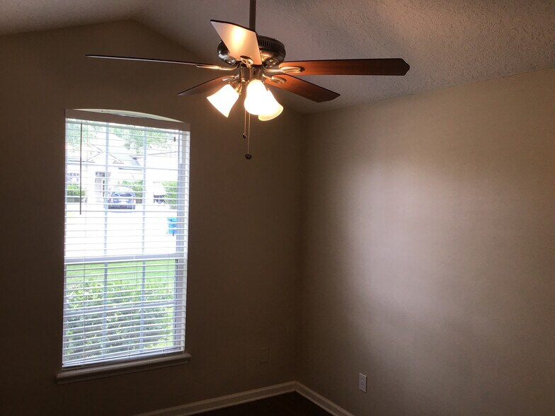 Building Photo - 14003 Golden Eagle Dr