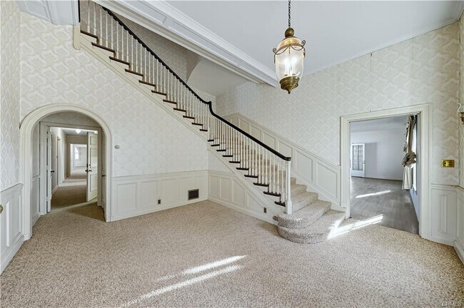 Building Photo - 1527 Royal Oaks Dr