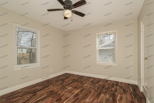 Building Photo - 9854 Dennis Dr