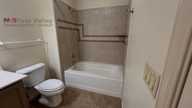 Building Photo - 2 Bedrooms, 2 Baths
