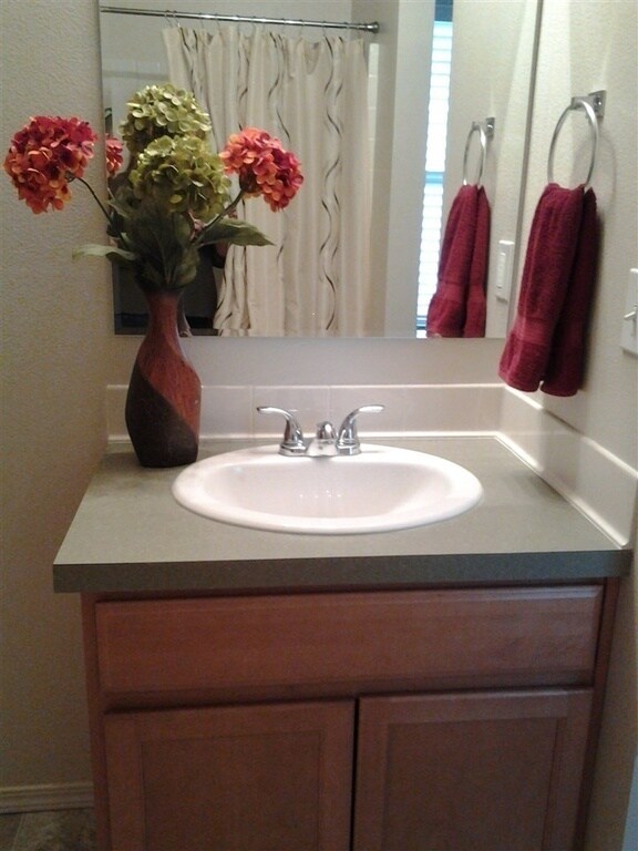Building Photo - This home is just like new and move in rea...